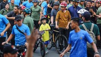 Jokowi tiba di Bundaran HI sekitar pukul 07.37 WIB. Jokowi datang dari arah Istana Negara. 