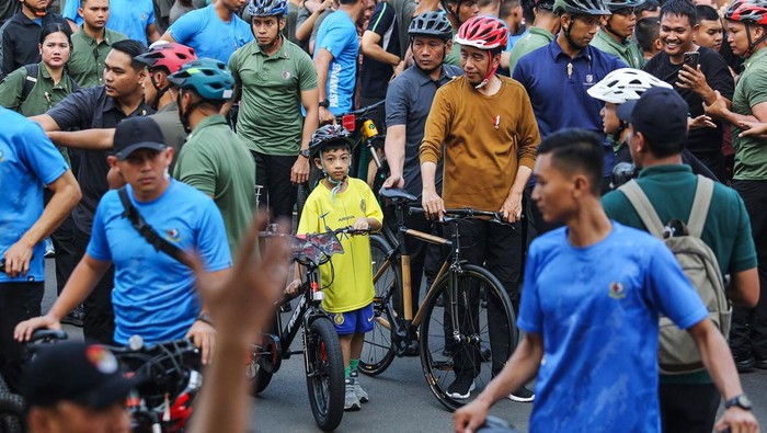 Presiden Joko Widodo bersepeda saat Hari Bebas Kendaraan Bermotor (HBKB) di kawasan Bundaran HI, Jakarta, Minggu (9/6/2024). Jokowi memanfaatkan kegiatan HBKB untuk berolahraga menggunakan sepeda serta menyapa masyarakat. ANTARA FOTO/Asprilla Dwi Adha/YU