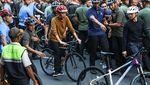 Momen Jokowi Ajak Iriana dan Jan Ethes Gowes di CFD Bundaran HI