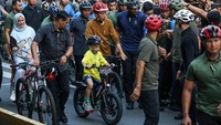 Jokowi bersepeda bersama sang istri, Iriana dan cucunya, Jan Ethes di kawasan Bundaran HI, Jakarta, Minggu (7/6/2024).