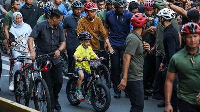 Momen Jokowi Ajak Iriana dan Jan Ethes Gowes di CFD Bundaran HI
