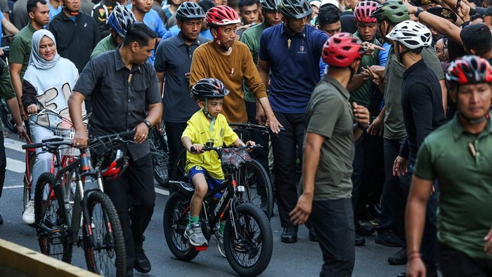 Presiden Joko Widodo bersepeda saat Hari Bebas Kendaraan Bermotor (HBKB) di kawasan Bundaran HI, Jakarta, Minggu (9/6/2024). Jokowi memanfaatkan kegiatan HBKB untuk berolahraga menggunakan sepeda serta menyapa masyarakat. ANTARA FOTO/Asprilla Dwi Adha/YU