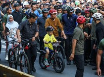 Momen Jokowi Ajak Iriana dan Jan Ethes Gowes di CFD Bundaran HI