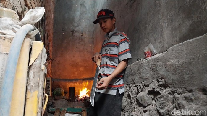 Muhammad Alan memeriksa salah satu pisau potong yang dia buat.