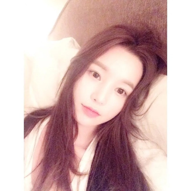 Wanita tersebut mulai bertransisi ke dunia seni peran pada 2012 ketika membintangi Lovers of Haeunde. Ketika itu, ia sudah diperbincangkan karena penampilannya yang tidak berubah bahkan setelah debut 6-7 tahun. Sejak saat itu, ia mulai banyak membintangi drama-drama terkenal seperti Kairos, Children of Nobody hingga You Are My Spring. Foto: Dok. Internet