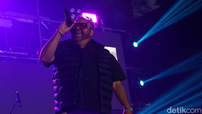 Nostalgia Bersama Color Me Badd di Area Bersalju Penampilan Color Me Badd menjadi ajang nostalgia angkatan 90-an dalam Winter Concert di Trans Studio Snow World Bintaro. Konser tersebut berlangsung meriah.