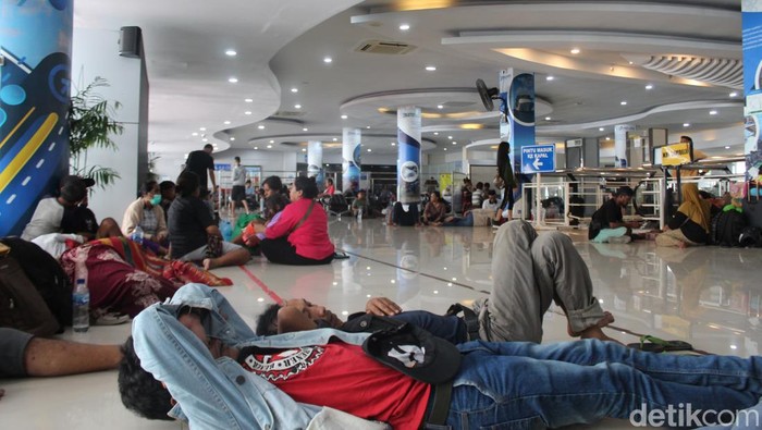 Para penumpang KM Umsini usai dievakasi ke ruang tunggu Pelabuhan Soekarno-Hatta, Makassar. Andi Audia Faiza Nazli Irfan/detikSulsel
