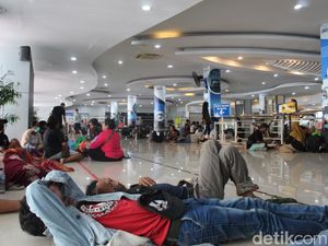 Kapal Kebakaran, Penumpang KM Umsini Belum Dapat Makan-Minum di Ruang Tunggu