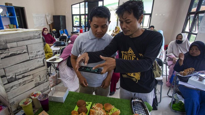 Pelaku UMKM Dilatih Fotografi Peserta menunjukkan hasil foto produk saat pelatihan fotografi produk UMKM di Desa Kenanga, Indramayu, Jawa Barat, Minggu (09/06/2024). Pelatihan fotografi produk yang digagas Rumah Edukasi Kenanga tersebut untuk membantu para pelaku UMKM dalam membuat foto produk yang akan dipromosikan melalui berbagai saluran media sosial. ANTARA FOTO/Dedhez Anggara/Spt.
