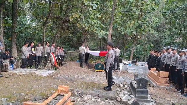 Pemakaman polisi yang tewas dibakar istri.