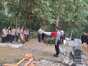 Polisi yang Dibakar Istri Akhirnya Tewas, Dimakamkan di Jombang