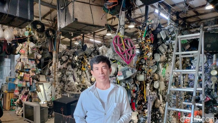 Pemilik Mal Rongsok, Nurcholis Agi.