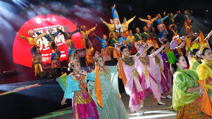 Pemprov Sulsel menggelar Festival Sulsel Menari yang melibatkan 24.000 penari.