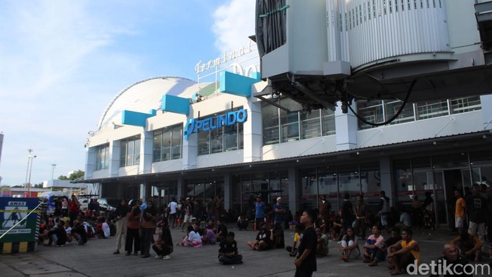 Penumpang KM Umsini tujuan Surabaya dialihkan ke KM Dharma Rucitra VII usai kapalnya terbakar di Pelabuhan Soekarno Hatta Makassar.