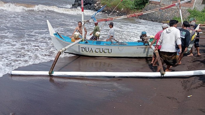 Perahu yang terdampar tanpa awak tapi mesin menyala pemiliknya sudah ditemukan dalam keadaan meninggal.