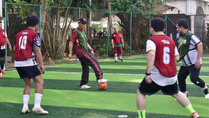 Pj Gubernur Sulsel Prof Zudan Arif Fakrulloh bermain futsal dengan pengurus PNSSI di kawasan Rujab Gubernur Sulsel.