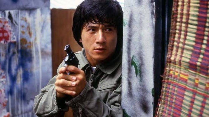 Cuplikan adegan Jackie Chan di film Police Story.