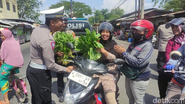 Polisi di Sidoarjo bagi-bagi sayur saat sosialisasi keselamatan berkendara pada emak-emak