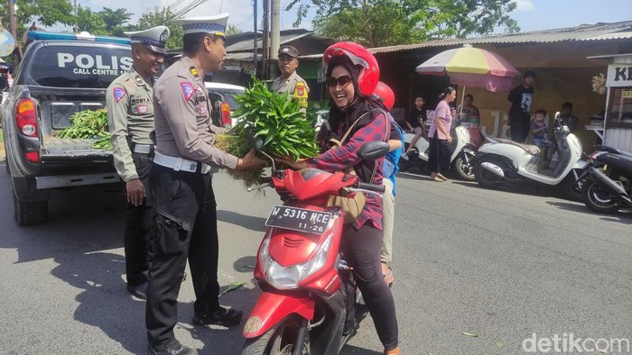 Polisi di Sidoarjo bagi-bagi sayur saat sosialisasi keselamatan berkendara pada emak-emak