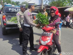 Polisi Sidoarjo Dikerubungi Emak-emak Saat Sosialisasi Tertib Lalu Lintas
