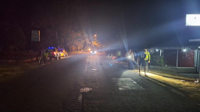 Polisi melakukan olah TKP kecelakaan yang menewaskan pejalan kaki di sekitar Jalan Pahlawan, Cangkring, Wates, Kulon Progo, Sabtu (8/6).