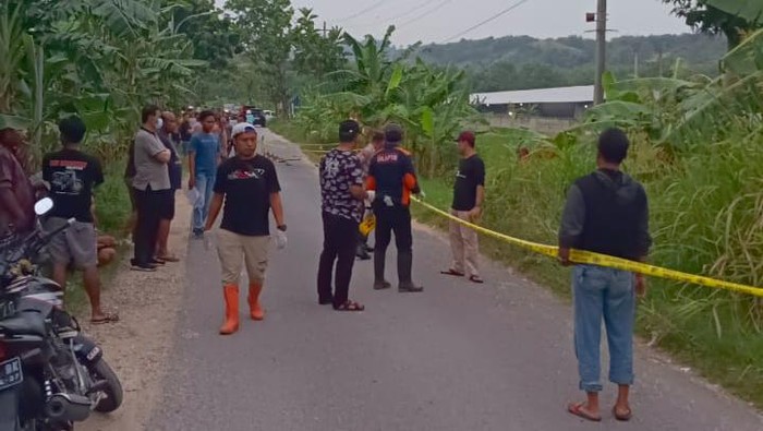 Polisi melakukan olah tkp kejadian penganiayaan di jalan Wegil-Prawoto Sukolilo, Pati, Sabtu (8/6/2024).