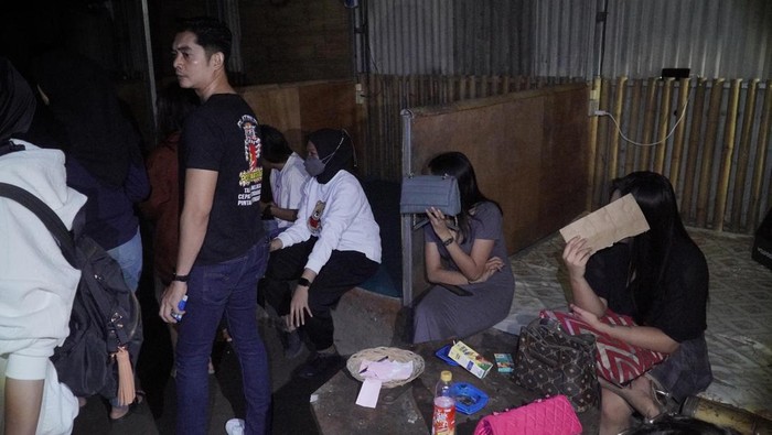 Polisi menangkap dua anak di bawah umur calon PMI ilegal menjadi LC di Mataram. (Dok. Polresta Mataram)
