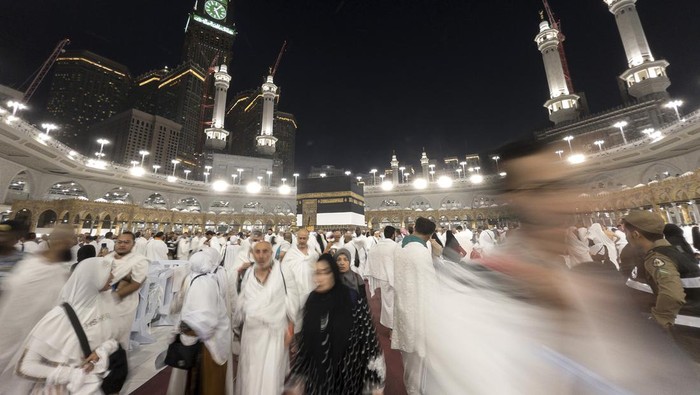 Jemaah haji telah memadati Masjidil Haram, terutama saat salat lima waktu. Pihak Masjidil Haram pun menyediakan area baru untuk salat yaitu di rooftop.