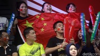 Pendukung pebulutangkis China hadir ke Istora untuk memberikan dukungan.