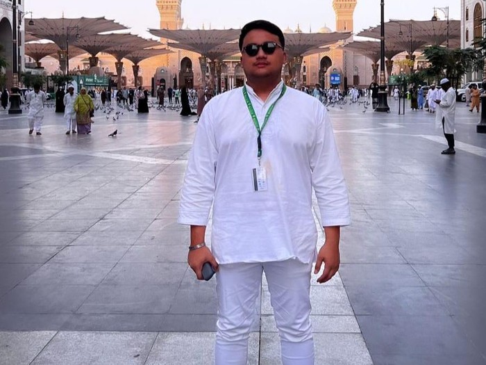 Prabaswara Nasywa di halaman depan Masjid Nabawi, Madinah