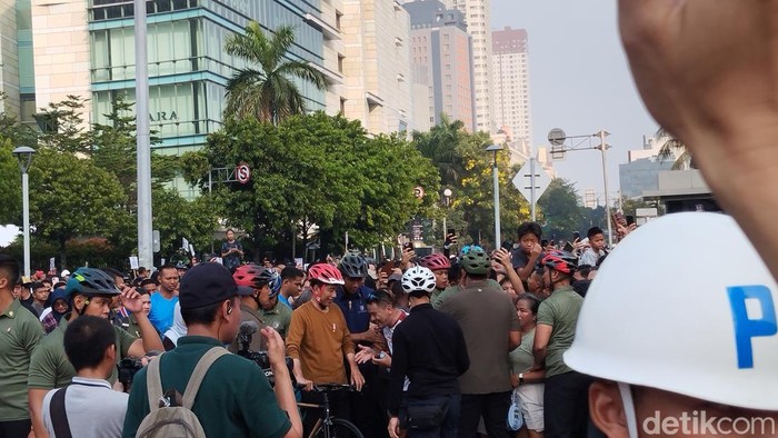 Antusiasme Warga Berfoto dengan Presiden Jokowi di Acara CFD Bundaran HI