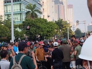 Senangnya Warga Bisa Foto Bareng Jokowi di CFD Bundaran HI
