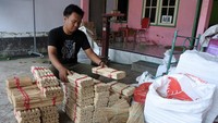 Seorang perajin mengemas tusuk sate di Desa Curahlele, Balung, Jember, Jawa Timur, Sabtu (8/6/2024). Tusuk sate itu dipasarkan secara daring dengan harga Rp 2.500 per 125 batang.