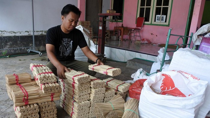 Seorang perajin menjemur tusuk sate di Desa Curahlele, Balung, Jember, Jawa Timur, Sabtu (8/6/2024). Menjelang  Hari Raya Idul Adha 1445 Hijriah produksi tusuk sate berbahan bambu naik dari 5 kuintal menjadi 1,7 ton per minggu dengan harga jual Rp2.500 per 125 batang yang dipasarkan secara daring (online). ANTARA FOTO/Seno/nym.