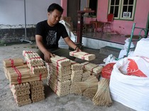 Produksi Tusuk Sate Meningkat Jelang Idul Adha