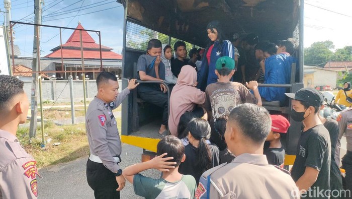 Puluhan anak asal Surabaya kena razia di Sungai Tunjung, Burneh, Bangkalan. Mereka diboyong ke Dinsos untuk dipulangkan.