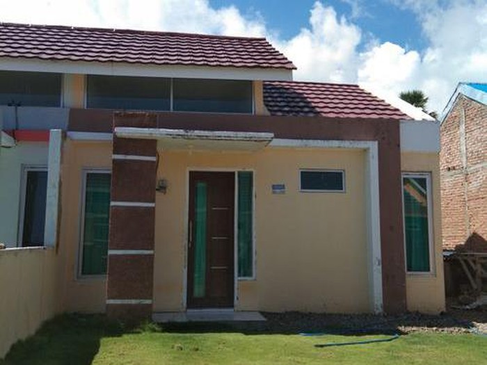 Tampilan depan rumah Puri Mas Village.