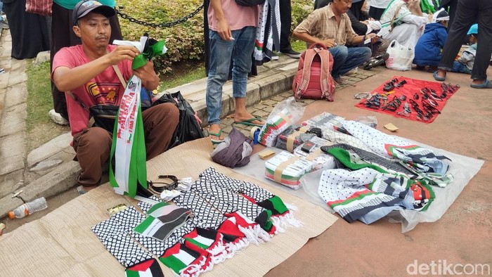 Saat Aksi Solidaritas Palestina Bergairah di Monas, Pedagang Syal Raih Momen Bisnis