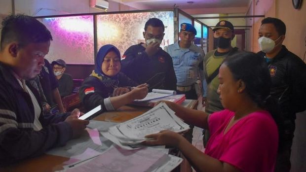 Razia panti pijat di Surabaya Barat yang diduga sediakan layanan plus-plus.
