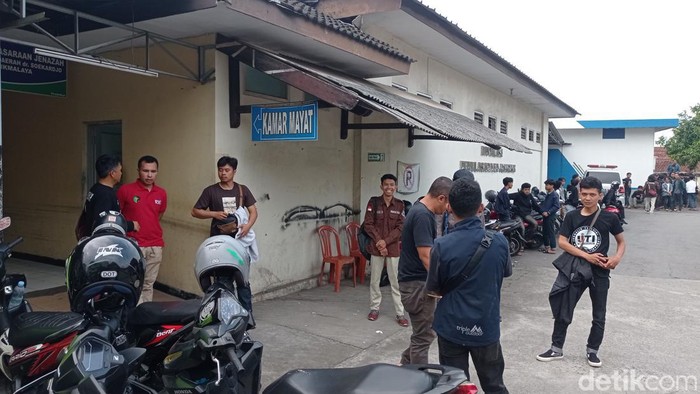 Rekan korban berkumpul di sekitar kamar mayat RSUD dr Soekardjo Tasikmalaya.