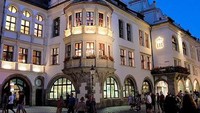 Hofbrauhaus Munchen menjadi bavarian atau klub tertua di Munich, Jerman. Bangunan sejak 1589 ini terus dijaga keberlangsungannya dan dinilai sebagai bagian dari tradisi. Foto: TasteAtlas