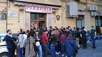 Berdiri sejak 1870, LAntica Pizzeria da Michele menjadi destinasi utama untuk menyantap pizza asli Italia. Hidangan pizzanya disajikan dengan gaya Neapolitan. Foto: TasteAtlas