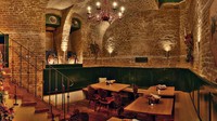 Berawal dari rumah penyaji wine sederhana tahun 1905, Figlmuller kini menjadi restoran ikonik di Vienna, Austria. Turis asing yang datang ke sini tak pernah melewatkan restoran tersebut. Foto: TasteAtlas