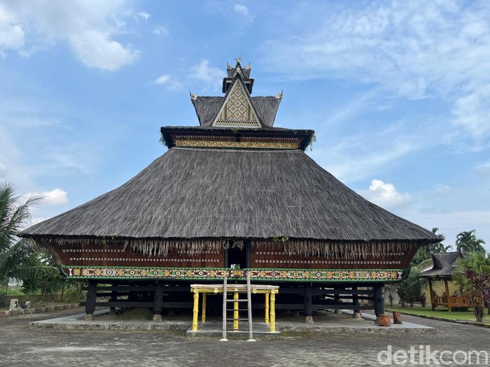 Rumah Siwaluh Jabu Garista