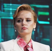 Rambut pirangnya disanggul dengan gaya aristokrat klasik, di mana poni depan dibuat bergelombang dan bagian belakang dibuat bervolume. Maria tampak memakai riasan wajah tipis dengan pulasan lipstik rose-pink. Foto: Maria Vorontsova (AFP/OLGA MALTSEVA)