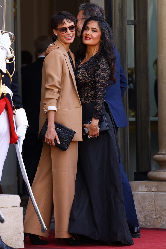 Di jajaran aksesori, Salma juga mengandalkan kacamata hitam yang dipakainya sebelum masuk ke istana kepresidenan. (Foto: Marc Piasecki/Getty Images)