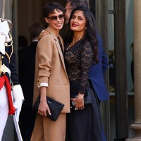 Di jajaran aksesori, Salma juga mengandalkan kacamata hitam yang dipakainya sebelum masuk ke istana kepresidenan. (Foto: Marc Piasecki/Getty Images)