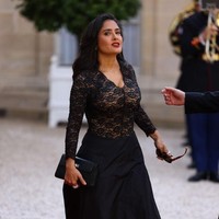 Siluet atasan gaun yang mengikuti lekuk tubuh sukses memancarkan aura seksinya. Ditambah, material renda yang cenderung menerawang tersebut. (Foto: Marc Piasecki/Getty Images)