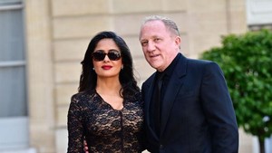 Salma Hayek nikah sama François-Henri di 2009. Ketemunya di pesta mewah yang kayaknya cuma ada di film. Foto: Christian Liewig - Corbis/Corbis via Getty Images