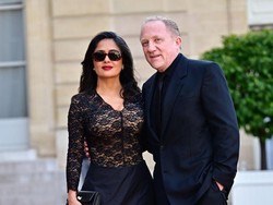 Foto: Salma Hayek di State Dinner Presiden AS dan Prancis, Seksi Bergaun Lace